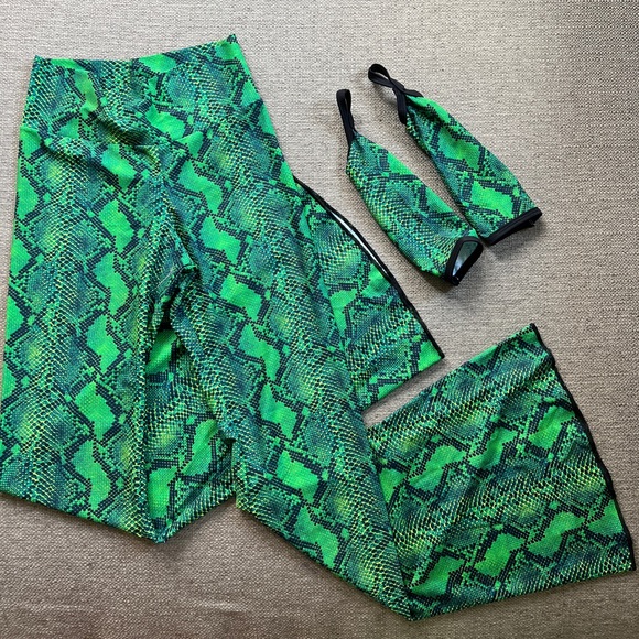 iHeartRaves Pants - Flare pants & matching gloves